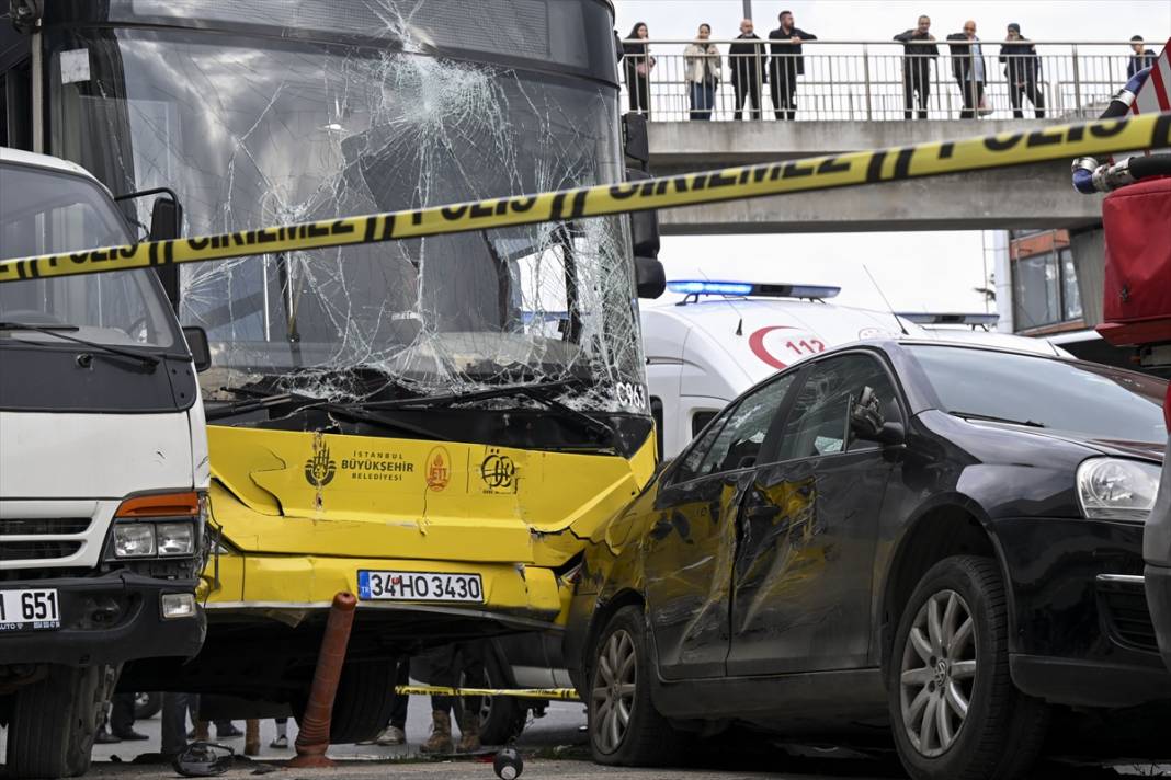 Motosikletliyle kavga eden otobüsün şoförü durağa daldı! 1 kişi öldü 4 kişi yaralı 5